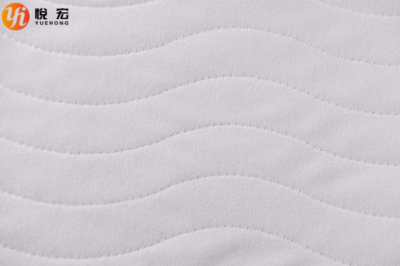 粉拉毛布+针刺棉+白拉毛布绗缝空气层